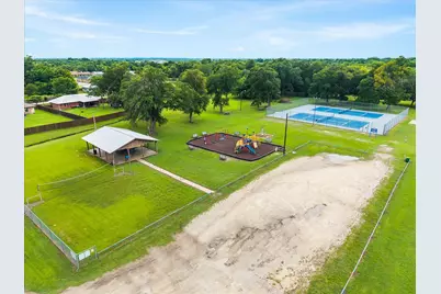 110 W Crockett Street, Wolfe City, TX 75496 - Photo 32