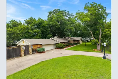 110 W Crockett Street, Wolfe City, TX 75496 - Photo 4