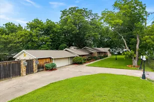 110 W Crockett St, Wolfe City, TX 75496 - Photo 4