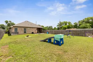 300 N Bermuda St, Lacy Lakeview, TX 76705 - Photo 26