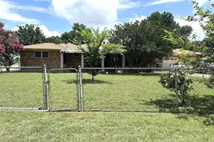 105 Lindenwood Dr, Lancaster, TX 75134 - Photo 2