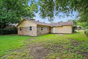 809 E Bovell St, Crowley, TX 76036 - Photo 14