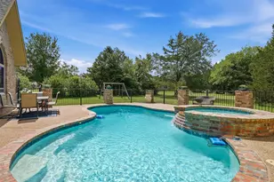 107 Iriquois Dr, Lake Kiowa, TX 76240 - Photo 2