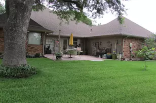 901 Lakeway Dr, Ennis, TX 75119 - Photo 2