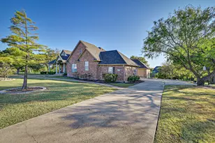 811 Mallard Pointe Dr, Grand Prairie, TX 75104 - Photo 2