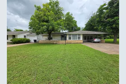 215 Woodard Avenue, Cleburne, TX 76033 - Photo 2