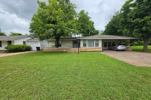 215 Woodard Ave, Cleburne, TX 76033 - Photo 2