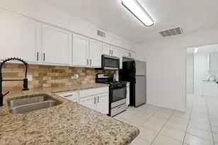 1004 Bridges Dr, Arlington, TX 76012 - Photo 12