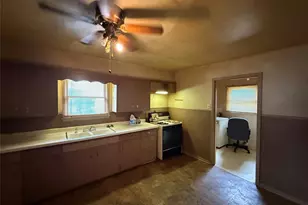 317 Hurt St, Dublin, TX 76446 - Photo 4