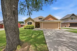 114 Sequoya Dr, Lake Kiowa, TX 76240 - Photo 1