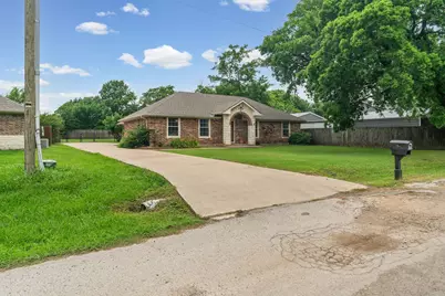 712 S Grand Street, Wolfe City, TX 75496 - Photo 2