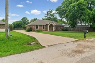 712 S Grand St, Wolfe City, TX 75496 - Photo 2