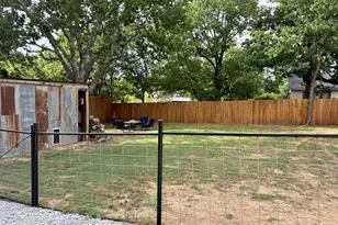 606 S Hubbard St, Alvord, TX 76225 - Photo 4