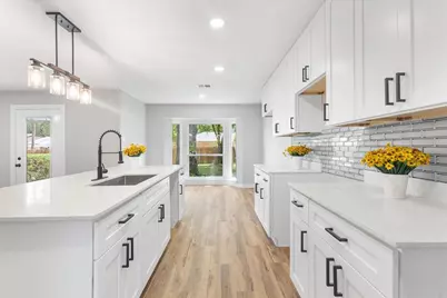 706 W Five Mile Parkway, Dallas, TX 75224 - Photo 1
