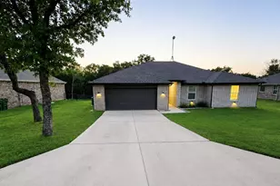 105 Jim Walters Dr, Runaway Bay, TX 76426 - Photo 2