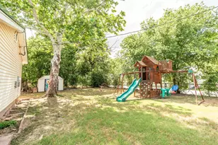 509 E Cedar St, Nocona, TX 76255 - Photo 2