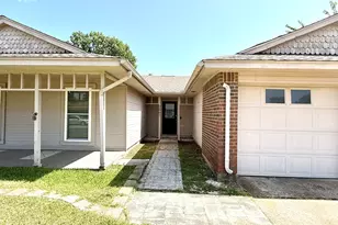 2661 Berkshire Ln, Grand Prairie, TX 75052 - Photo 2