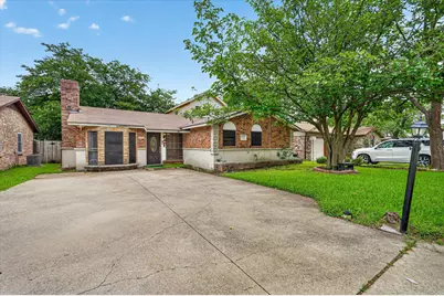 2422 Lakeshore Drive, Grand Prairie, TX 75051 - Photo 2