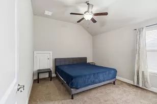 7452 Reverchon Dr, Irving, TX 75063 - Photo 32