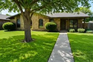2117 Wellington Dr, Grand Prairie, TX 75051 - Photo 2