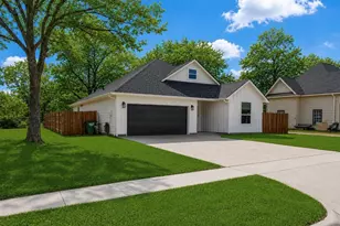 1314 E Pecan St, Gainesville, TX 76240 - Photo 2
