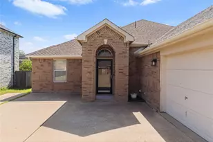 1640 Nashwood Dr, Grand Prairie, TX 75051 - Photo 4