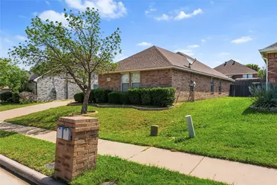 1640 Nashwood Drive, Grand Prairie, TX 75051 - Photo 2