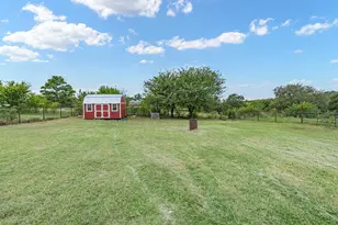 106 Edith St, Bowie, TX 76230 - Photo 18