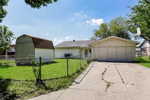 1217 Meadow Creek Dr, Lancaster, TX 75146 - Photo 18