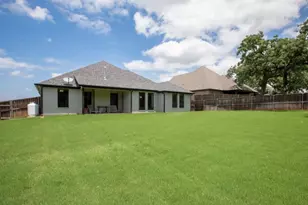176 Lakeview Cir, Pilot Point, TX 76258 - Photo 2