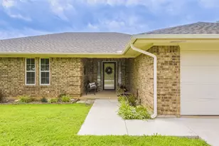 257 Spring Brook Dr, Mansfield, TX 76063 - Photo 2