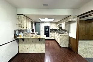 413 N Trail St, Crowley, TX 76036 - Photo 10