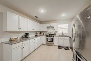 1306 E Lovers Ln, Arlington, TX 76010 - Photo 10
