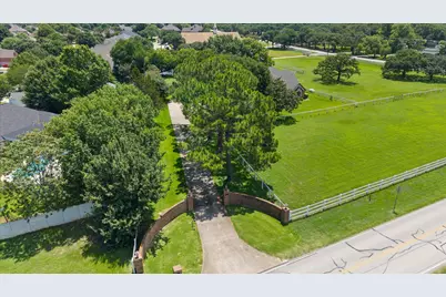 8111 Russell Curry Road, Arlington, TX 76001 - Photo 4