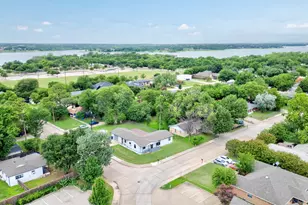 105 E Park St, Little Elm, TX 75068 - Photo 2