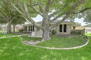 2225 Stone Creek Dr, Plano, TX 75075 - Photo 2