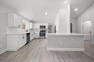 310 Valley Spring Dr, Arlington, TX 76018 - Photo 6