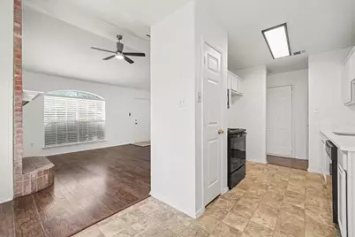 221 Los Angeles Drive, Glenn Heights, TX 75154 - Photo 10