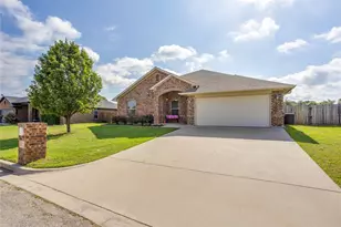 2306 Springhill Ct, Mineral Wells, TX 76067 - Photo 2