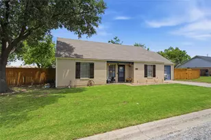 217 N Laramie Cir, Pilot Point, TX 76258 - Photo 2
