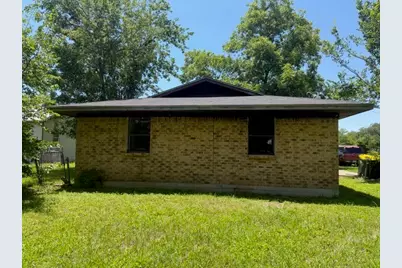 205 E Sabine Street, Groesbeck, TX 76642 - Photo 1