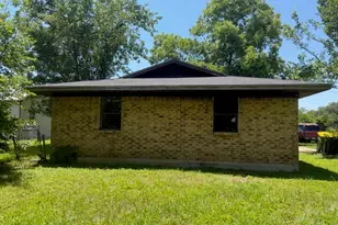 205 E Sabine St, Groesbeck, TX 76642 - Photo 1