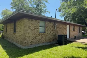 205 E Sabine St, Groesbeck, TX 76642 - Photo 2