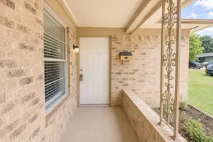 930 Lindy Ct, Irving, TX 75060 - Photo 2