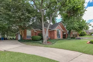 917 Longmeadow Ln, DeSoto, TX 75115 - Photo 2