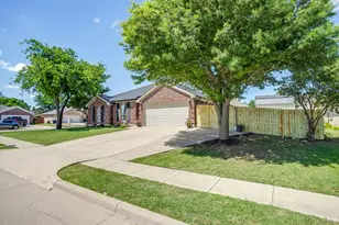 620 Marybeth Dr, Burleson, TX 76028 - Photo 2