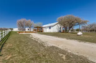 320 English Ct, Springtown, TX 76082 - Photo 6