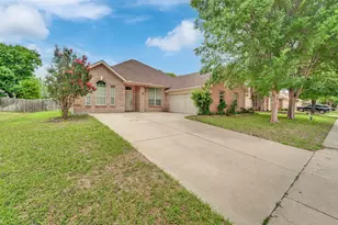824 Duck Pond Dr, Grand Prairie, TX 75052 - Photo 2