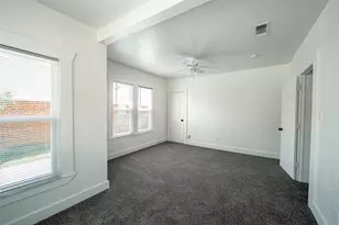 924 E Leuda St, Fort Worth, TX 76104 - Photo 6
