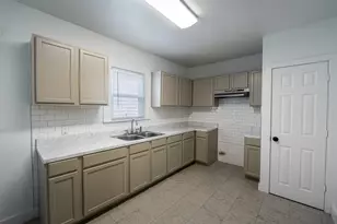924 E Leuda St, Fort Worth, TX 76104 - Photo 12